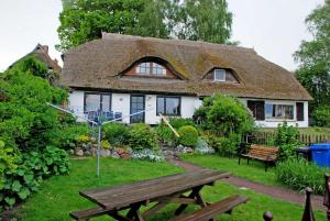 Ferienhaus mit Reetdach und Seebli