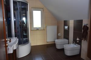 Dom z widokiem na jezioro i domek nad jeziorem