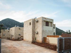 Beautiful new stone villa, large private pool, privacy, view of bay Bali, NW Rethymno Greece