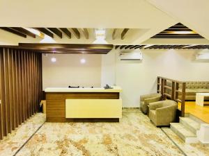 REGALIA INN &SUITES