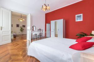 Pula city center big apartment with private parking