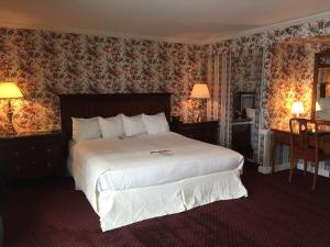 King Room with Balcony room in Stafford's Perry Hotel