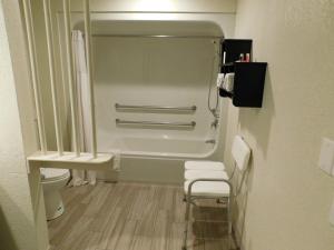 King Room - Disability Access - Non-Smoking room in Travelodge by Wyndham Angels Camp CA