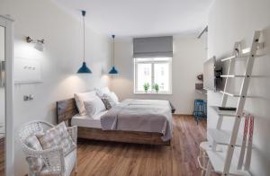 Studio Max room in Mordecai Twelve