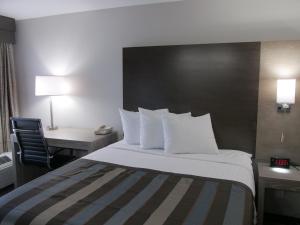 Queen Room - Non-Smoking - Highway View room in Wingate by Wyndham Louisville Airport Expo Center
