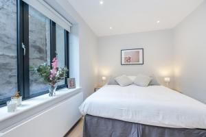 Three-Bedroom Apartment room in Urban Chic - Basing Street