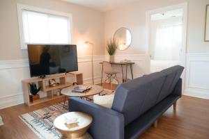 Apartment room in Cozy Stylish 2BR Apt near O'Hare Int'l Airport