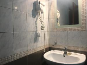 Camera Doppia con Letti Singoli e Bagno in Comune