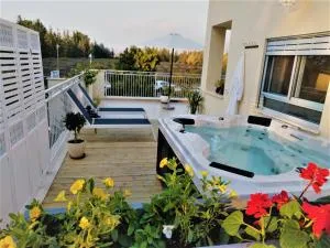 על שפת הבניאס - 赛德内赫姆亚