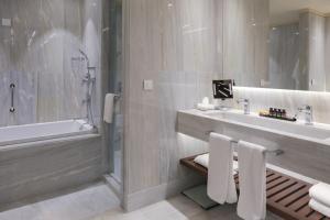 Junior Suite with Golf Course and Mountain View