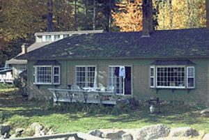 Three-Bedroom Lodge - South room in Oliver Lodge