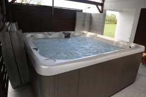 Joli bungalow avec jacuzzi chez Roberto - Petit-Canal
