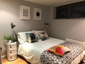 4B Loft Penthouse Industrial decor with canal & city views - 欣克利