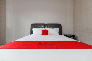 RedDoorz Plus near RS Royal Prima Medan