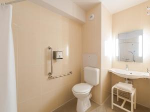 Hotels B&B HOTEL Blois : Chambre Double - Accessible aux Personnes à Mobilité Réduite 