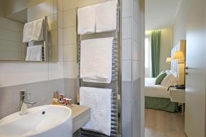 Classic Double or Twin Room  with Lake View room in Hotel Du Lac