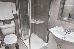 Single Room with Private Bathroom room in Kensington Gardens Hotel