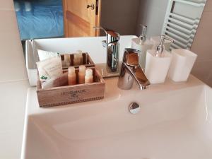 Zimmer mit Kingsize-Bett und Bergblick