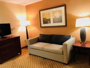 Queens County Inn and Suites - image 1