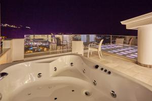 Villa Unlimited 5 Bedroom Luxury Villa with Infinity Pool