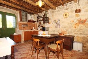 Family friendly house with a swimming pool Talez, Vis - 8850