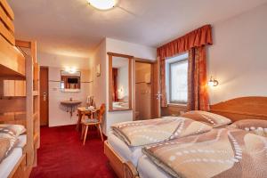 Triple Room with Balcony room in Garni Reutlingen