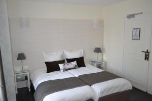 Hotels Le Saint-Jacques : photos des chambres