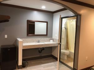 Deluxe Family Suite room in Starlight Inn South El Monte