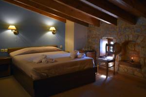 Large Attic (4-6 Adults)