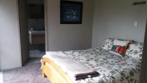 Idyllic Country Garden - 莱文