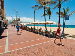 Beautiful Beach Apartment M&B IV by Las Canteras by VillaGranCanaria