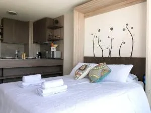 Charming Studio - w/Mountain View, Pool, & Gym - Apoquindo
