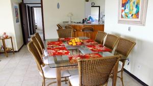 Linda cobertura frente mar com piscina privativa e pé na areia!