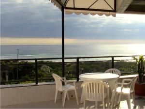 Linda cobertura frente mar com piscina privativa e pé na areia!