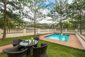 StayVistas Greenwoods Villa 7 - City-Center Villa with Private Pool, Terrace, Lift & Ping-Pong Table