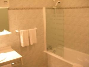 Hotels Hotel de la Madeleine a Tornac : Chambre Double avec Baignoire