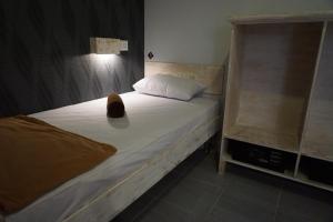 Giường Đơn Trong Phòng Ngủ Tập Thể Nữ (Single Bed in Female Dormitory Room)