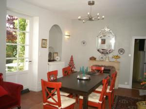 Beautiful 18th century holiday home with enclosed garden 1 hour from Paris