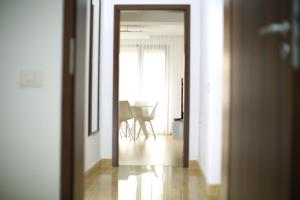 Modern Downtown Apartment (with Garage)