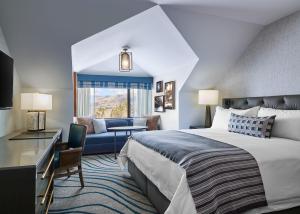 Deluxe King Room with Mountain View and Roll-In Shower - Disability Access room in Grand Hyatt Vail