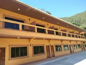 Hill Top Home - Ban A Ku