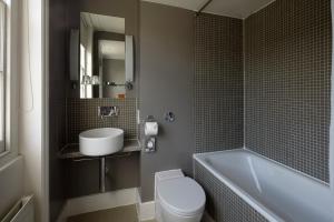Family Room (2 Adults + 1 Child) room in B&B Belgravia