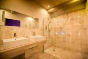 B&B / Chambres d'hotes Abri Cosy - Suite Romantique en Camargue : Chambre Lit King-Size avec Baignoire Spa