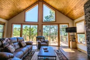 Eagle's Nest- A pet friendly cabin on the river with a hot tub! - Oak Hill