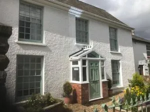 Deri-Down Guest House - Pont Newydd
