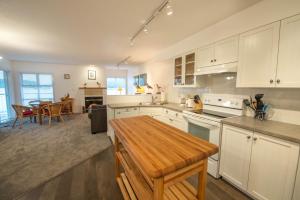 Luxury Oceanfront Condo by OnlyBC 101