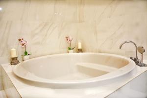 LUX CITYHALL + PARKING