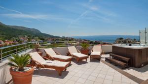Villa Arya with heated swimming pool, roof hot tub, sauna and gym near the beach