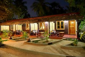 Naaval Beach Villa & Rooms