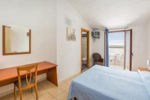 Double Room with Balcony and Sea View room in Albergo Labotte